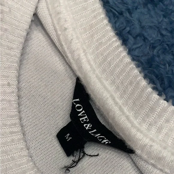 White 3/4 sleeve graphic sweater - Picture 3 of 3